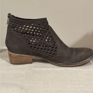 Olive Perforated Suede Waypoint Seychelles Ankle Boots Size 8